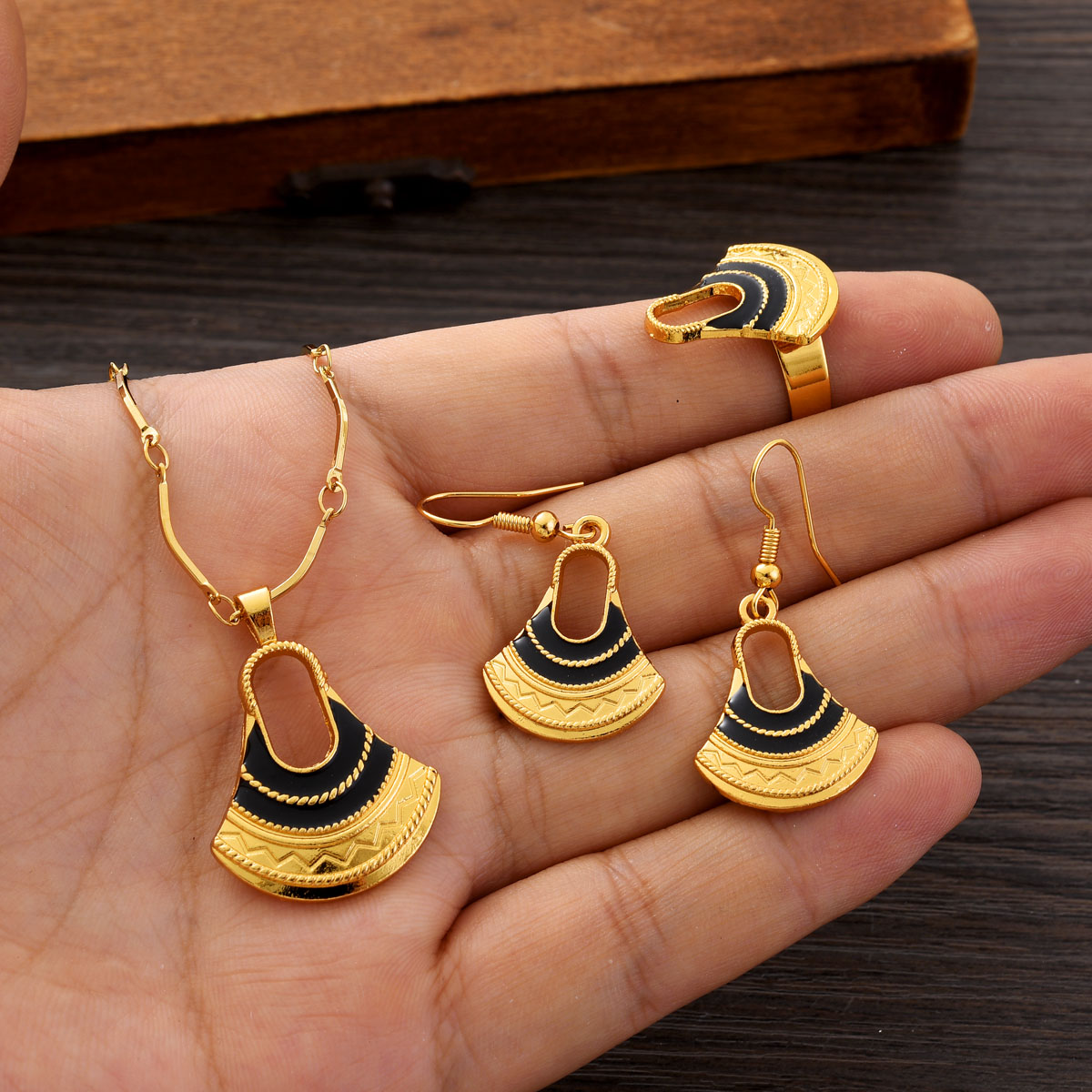 Set di gioielli alla moda in P - Men Accessories India recensione e prezzo